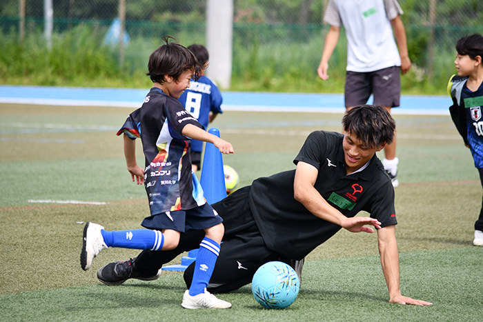 大阪大学体育会サッカー部が主催する、小学生向けのサッカー教室の様子