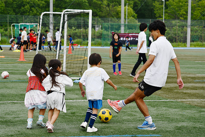 大阪大学体育会サッカー部が主催する、小学生向けのサッカー教室の様子