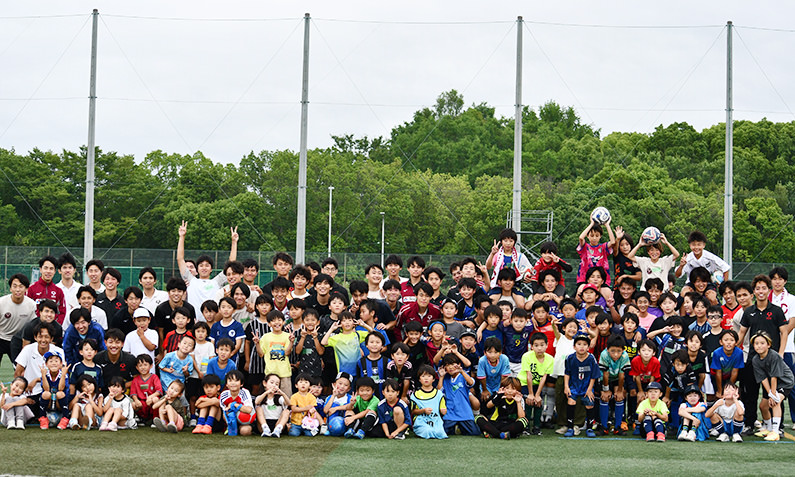 大阪大学体育会サッカー部が主催する、小学生向けのサッカー教室記念集合写真